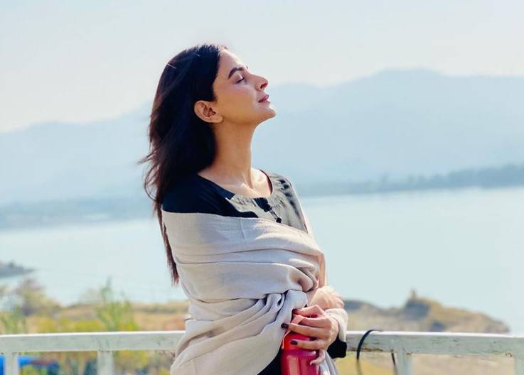  صبا قمر نے کھلی فضا میں دلکش نظا رو ں سے لطف اندوز ہونے کی خو بصو رت تصویر شیئر کر دی