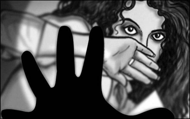  شیخوپورہ : ڈاکوؤں نے بچے کے سامنے خاتون کو  زیادتی کا نشانہ بنا ڈالا