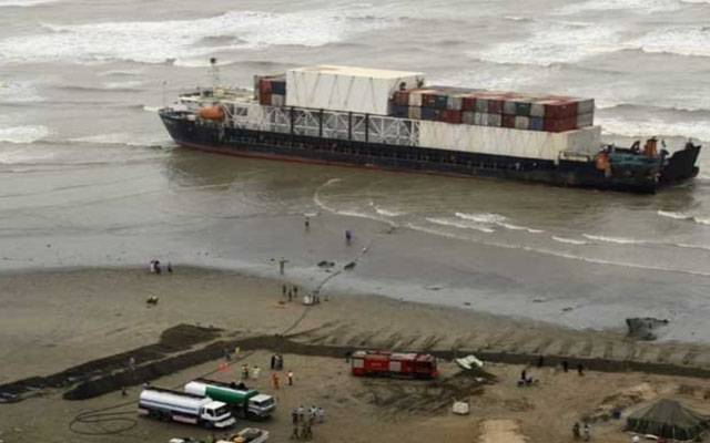  ساحل پر پھنسے جہاز سے رسائو کا امکان مسترد ،سمندر میں زردی مائل مادہ کیسا ہے؟