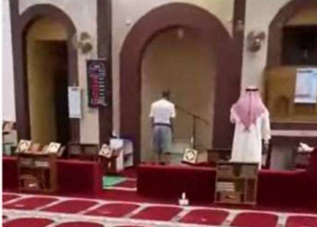  ’شارٹس‘ پہن کر اذان دینے والے موذن کی ویڈیو وائرل۔۔قا نونی کارروائی شروع