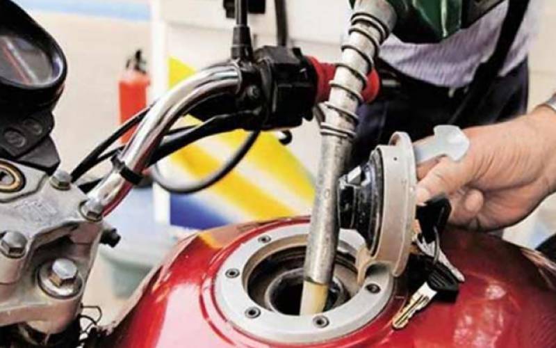 پٹرولیم مصنوعات کی قیمتوں میں ساڑھے تین روپے لٹر تک کمی کاامکان 