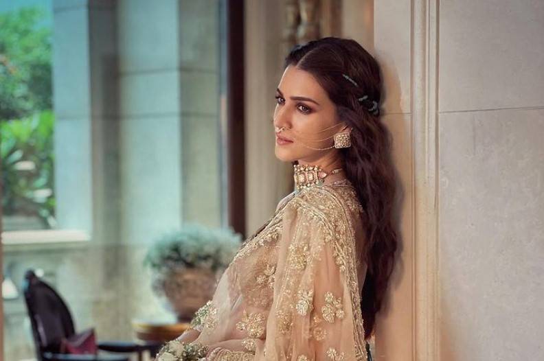 ’میرے دل میں آج کیا ہے۔۔۔ تو کہے تو میں بتا دوں۔۔اداکا رہ کریتی کی دلکش تصاویر شیئر