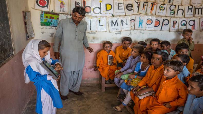 کورونا وبا کےاثرات ۔۔سندھ میں 5لاکھ بچوں نے سرکاری سکولوں کو خیر باد کہہ دیا