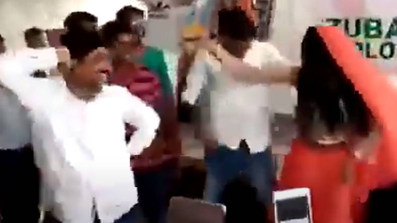  ٹیچرز ڈے پر  کوچ کی طالبات کی موجودگی میں غیر مہذب ڈانس کی ویڈیو وائرل