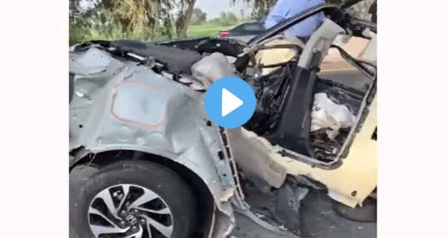 موٹروے پر خوفتاک حادثہ ۔۔گاڑی دو حصوں میں تقسیم مگرڈرائیور کیسے محفوظ رہا؟ویڈیو وائرل