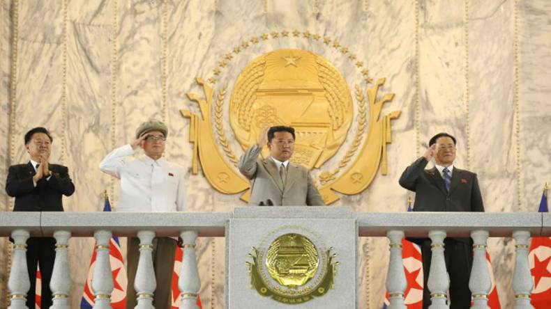 شمالی کوریا کے لیڈر کم جونگ نےعوام کو چہرہ دکھا دیا۔۔ سمارٹ ہونے پرلوگ حیران