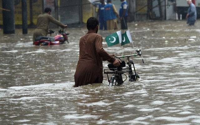 لاہور : موسلادھار بارش نے نشیبی علاقوں کو ڈبو دیا،ترسیلی نظام متاثر