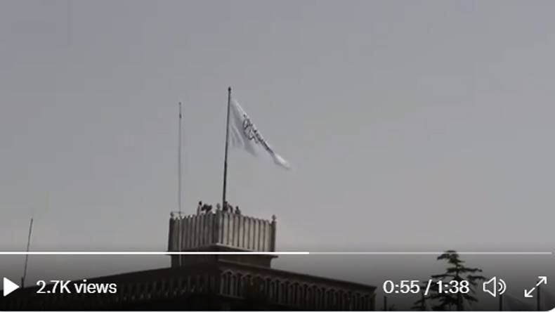  طالبان نےکلمہ طیبہ والا پرچم کابل کے صدارتی محل پر لہرا دیا