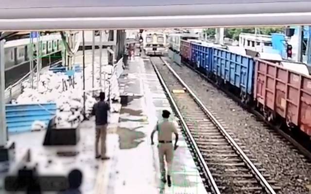 چلتی ٹرین کے سامنے آنیوالی خاتون کو معجزانہ نئی زندگی مل گئی، ویڈیو وائرل