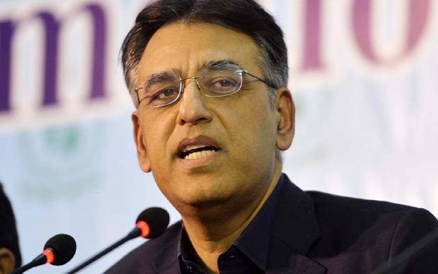 پٹرولیم مصنوعات کی قیمتوں میں اضافے سے متعلق سوال، اسد عمر جواب نہ دے سکے
