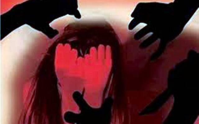  ظلم کی انتہا۔۔ ڈاکوﺅں نے والدین کے سامنے لڑکی کو اجتماعی زیادتی کا نشانہ بنا ڈالا