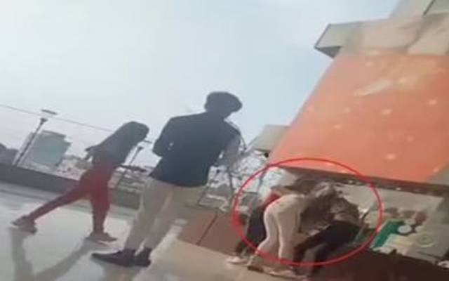  بوائے فرینڈ کے لئے  لڑکیوں میں جھگڑا۔۔ شاپنگ مال میدان جنگ بن گیا