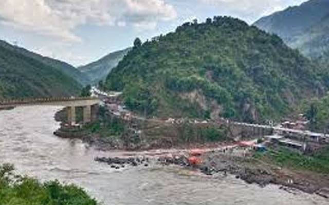 تیز بارش کے سبب گاڑی پھسل کر نالے میں جا گری، ایک ہی خاندان کے 7افراد جاں بحق