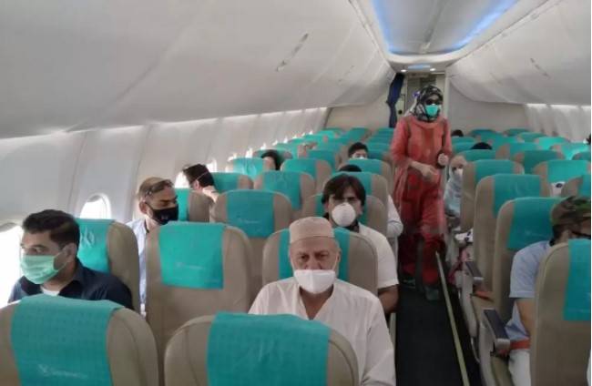 پی آئی اے مسافر ،کھانے کی سہولتوں سے محروم