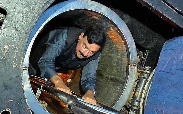 شیخ رشید،نے،آبدوز،میں ،اتر،کر،سب ،کو حیران کرذیا