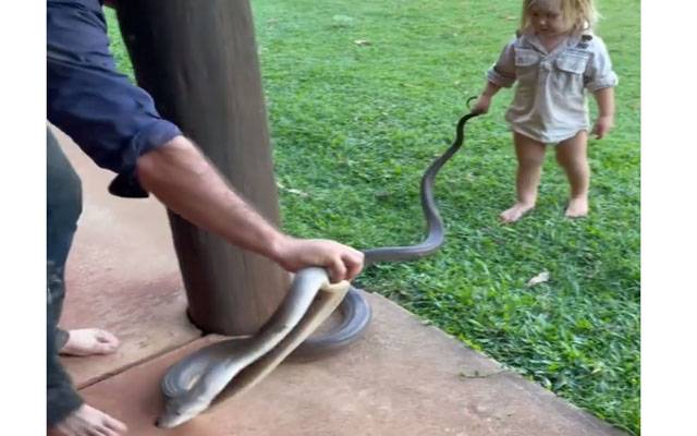 سانپ سے کھیلتے ہوئے بچہ 