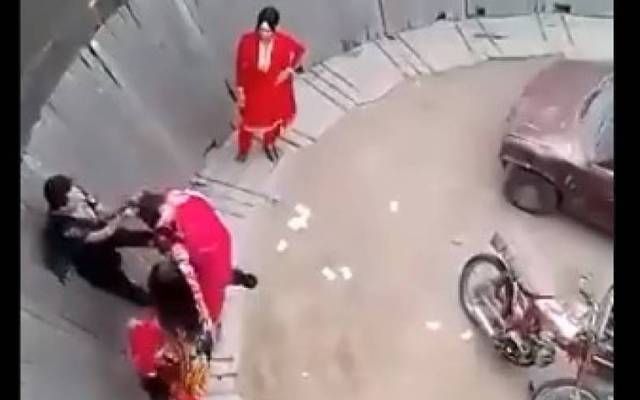 موت کے کنویں، خواجہ سرا، آپس میں جھگڑ