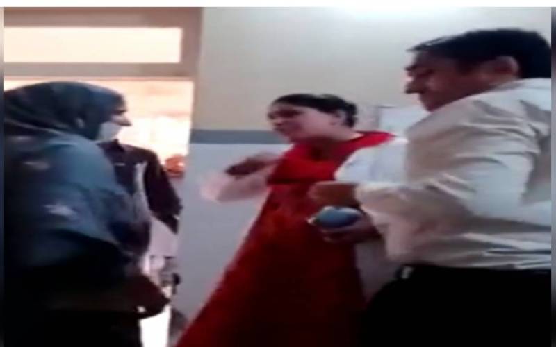 لیڈی ڈا کٹر، کی، نازیبا ،گفتگو 