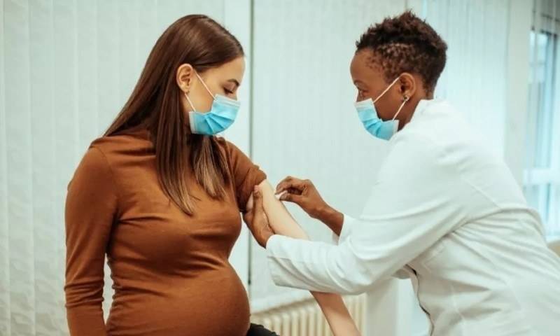 حاملہ خواتین کو رونا ویکسین لگوائی گی یا نہیں
