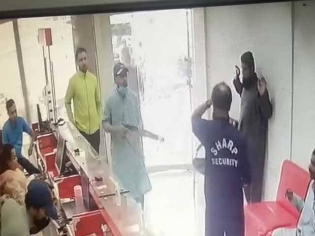 ڈاکو بینک لوٹ کر فرار