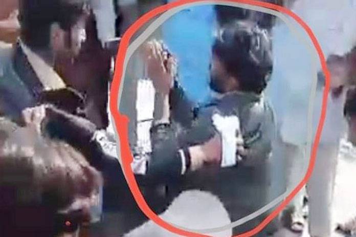 سزی لنکن شہری ، بچانے کی کوشش کرنے والا شخص ہاتھ جوڑ رہا ہے 