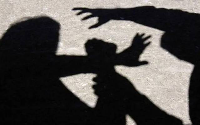 کاغذ چننے والی خواتین پر تین افراد کا تشدد، فائل فوٹو