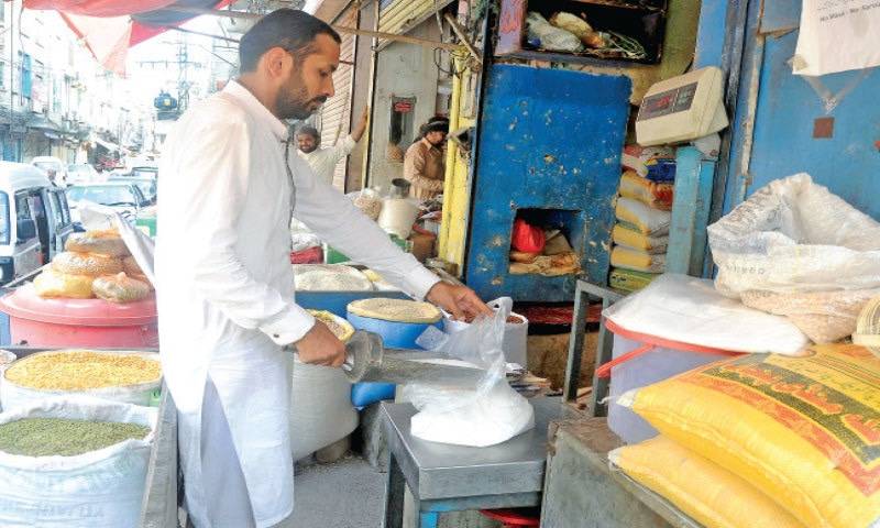 عوام مہنگائی کے بوجھ تلے دبے رہے