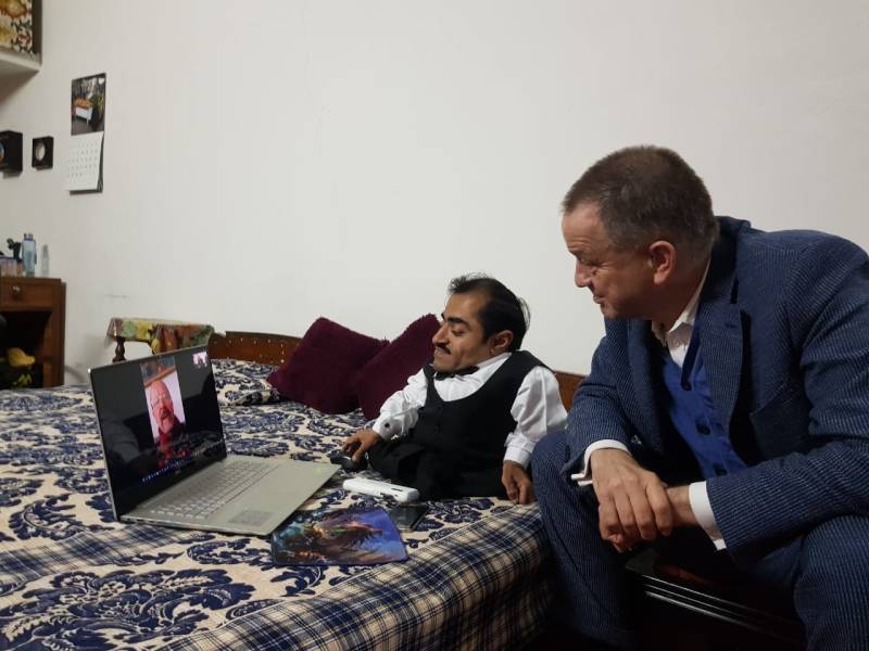 جرمن سفیر کی پستہ قد پاکستانی سے ملاقات، فائل فوٹو