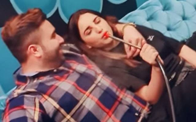 ٹک ٹاکر۔متنازع۔شیشہ۔شراب۔تصاویر۔چالاک