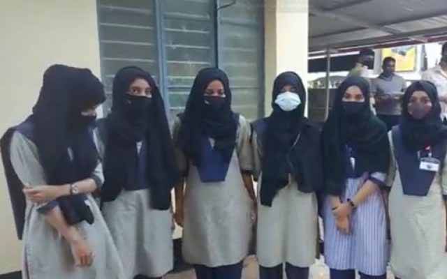 حجاب پہن کر کالج آنیوالی لڑکیوں کو کلاس روم سے نکال دیا گیا