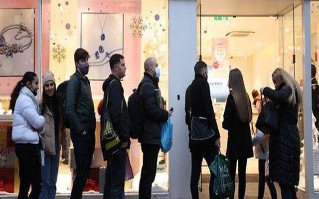 دوسروں کی جگہ لائن میں کھڑا ہونیولا شخص