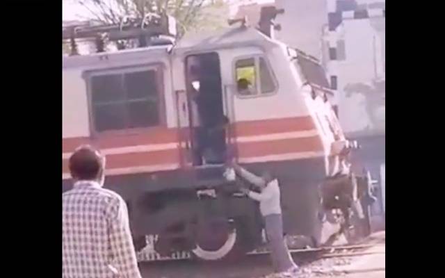 بھارت، ڈرائیور، کچوری، کھانے کا شوق، پھاٹک، روک دیا