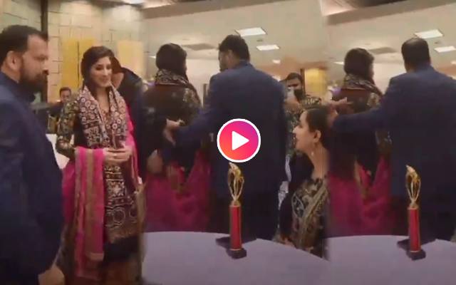 اداکارہ کی کمر پر ہاتھ رکھ کر تصویر بنانے کی کوشش