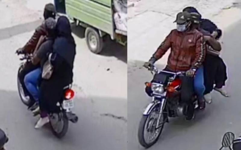 خاتون ڈاکو ساتھیوں کیساتھ