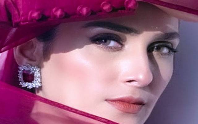 جسم۔فٹ۔عائزہ خان۔ورزش۔جم۔شوبز