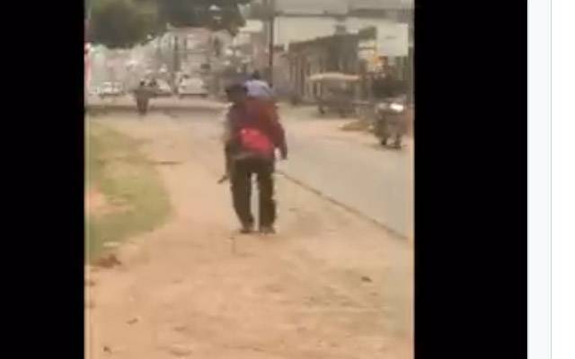 مردہ بیٹی باپ کے کندھے پر، فائل فوٹو