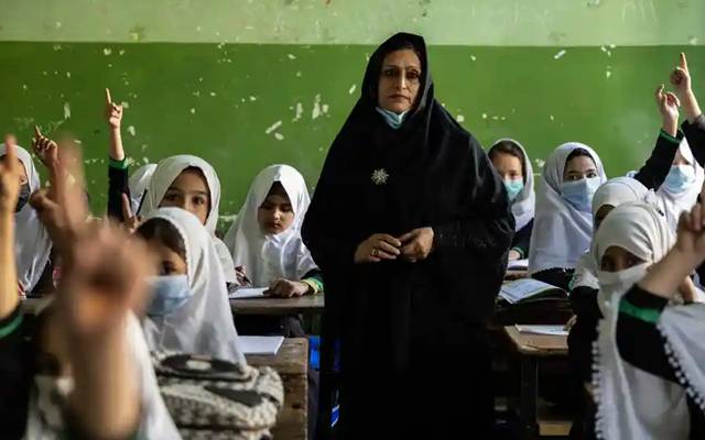 افغانستان میں اسکول ، پابندی