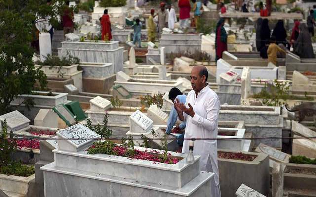 شہریوں کا فاتحہ خوانی کیلئے قبرستانوں میں رش جما رہا