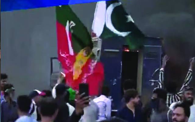 پی ٹی آئی، کارکنان، نمائش چورنگی، پولیس کی وین، آگ لگا دی،