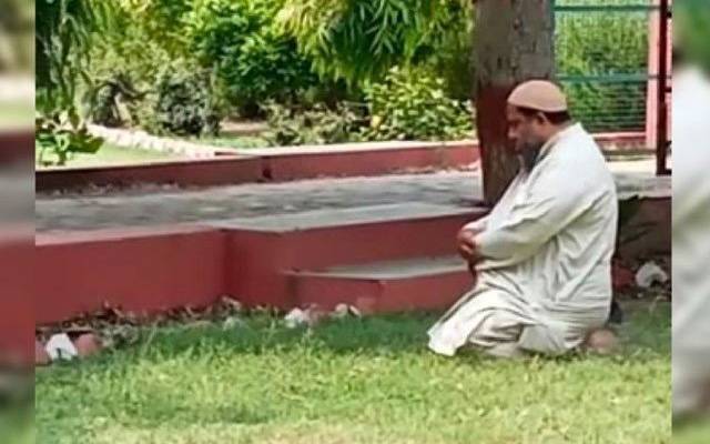 بھارت سرکار، اسلام دشمنی، سوچ، نماز،کالج پروفیسر، جبری رخصت،