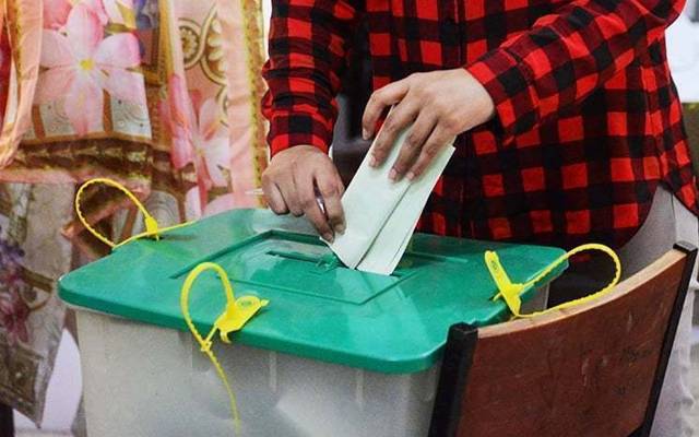 الیکشن بوتھ ، ووٹ کاسٹنگ