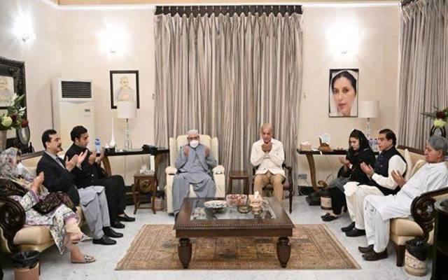 شہباز شریف کی زرداری سے ملاقات، والدہ کے انتقال پراظہار افسوس