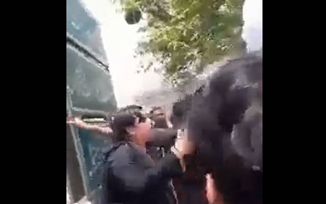 دونوں بیویوں کی دفتر میں دبنگ انٹری۔ شوہر پھنس گیا۔ویڈیو وائرل