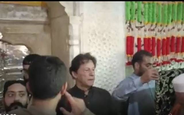عمران خان کی اچانک پاکپتن آمد، دربار بابا فرید پر حاضری، پھولوں کی چادر چڑھائی