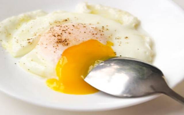 ہاف فرائی انڈہ کھانے والے ہو جائیں خبردار