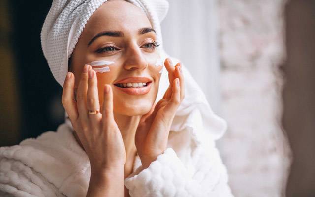 خوبصورت جلد کے لیے کیسی اسکن کیئر روٹین اپنائی جائے؟
