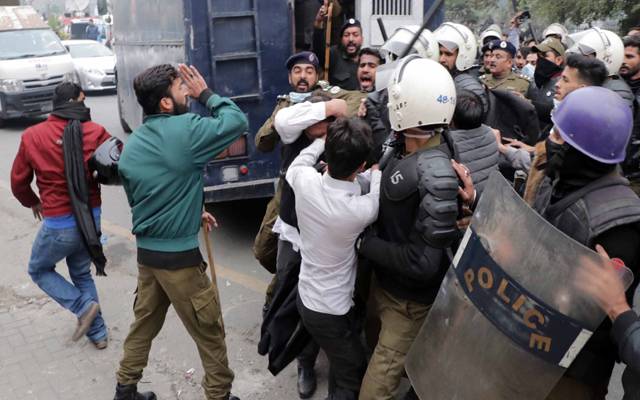 شہر قائد کے باسیوں کاپارہ ہائی،چور کی درگت بناڈالی