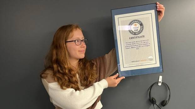  کینیڈا میں چودہ سالہ لڑکی نے 30 سیکنڈ میں 22 موزے پہن کر نیا عالمی ریکارڈ قائم کردیا