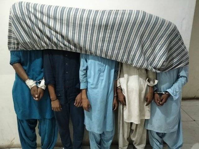 قصور: برقع پہن کر ڈکیتیاں کرنیوالے ملزمان گرفتار