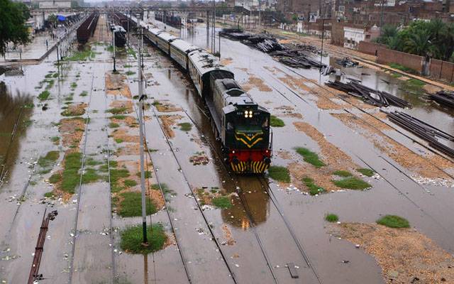پاکستان ریلوے نے ٹریکس کی بحالی کے لیے 5 کھرب روپے مانگ لئے